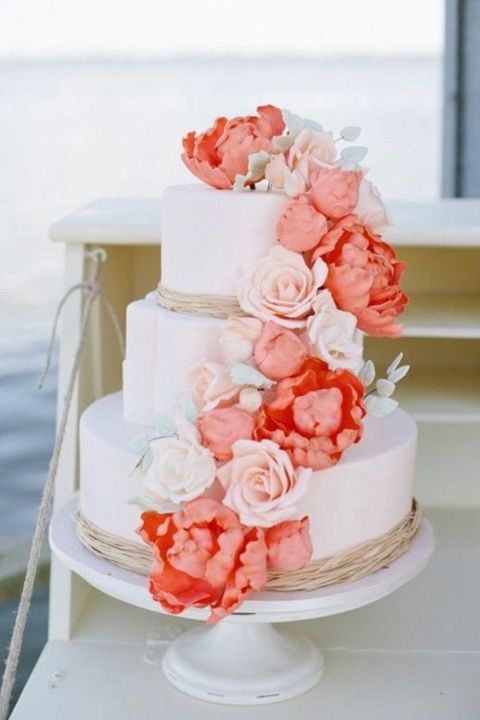 Свадебный торт с коралловыми цветами