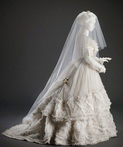Свадебное платье с пышной  юбкой