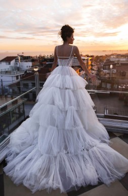Свадебное платье с многоярусной юбкой Liam от бренда Blammo Biamo
