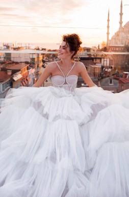 Модель свадебного платья с лифом в бельевом стиле Liam от бренда Blammo Biamo