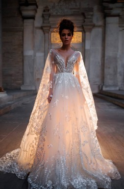 Модель свадебного платья с длинным рукавом и шлейфом Nilsa от дизайнера Blammo Biamo