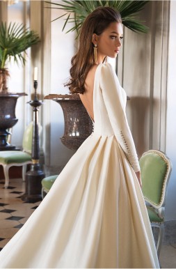 Платье цвета айвори с глубоким V-образным вырезом на спине